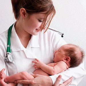 Examen du bébé par le médecin