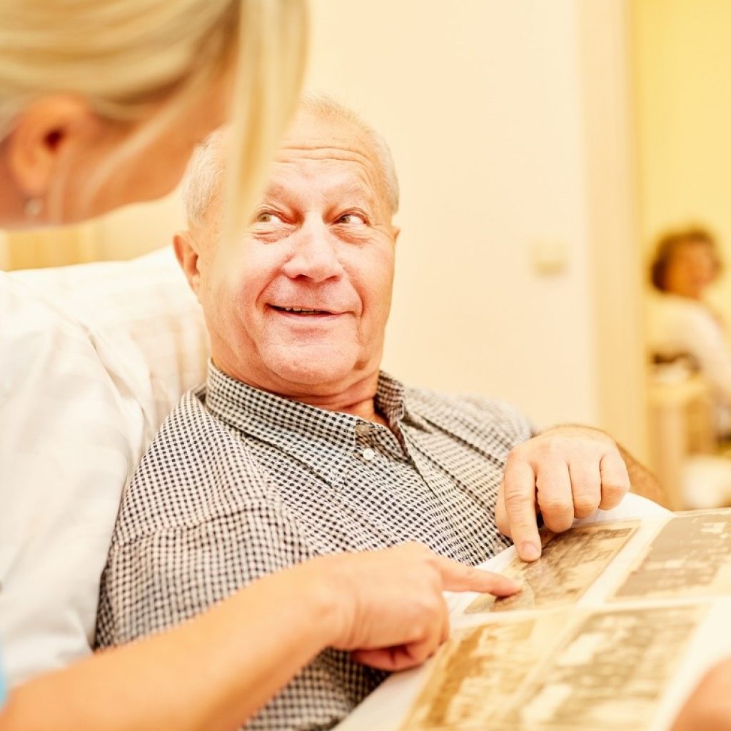 Frontotemporale Demenz: Was es ist, Ursachen, Symptome, Behandlung, Prognose