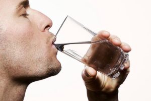 Mann trinkt Wasser