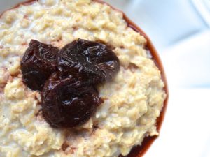 Porridge mit Pflaumen