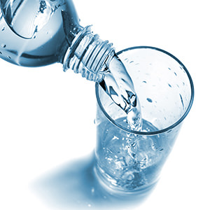 Glas Mineralwasser