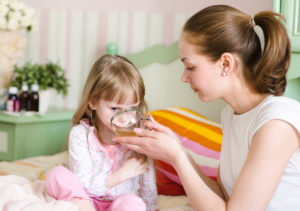Kind trinkt Kräutertee