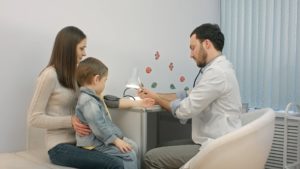 Das Kind hat Bauchschmerzen im Nabelbereich: Was tun, Gründe