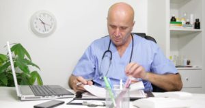 Těžkost a nevolnost žaludku: příčiny a léčba