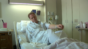 L'uomo si alza da un letto d'ospedale