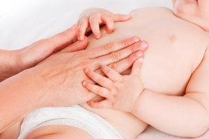 Bauchmassage für ein Kleinkind