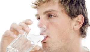 L'uomo beve acqua