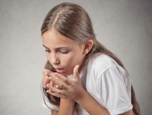 Erbrechen von Galle bei einem Kind: Gründe, was zu tun ist, wie zu behandeln