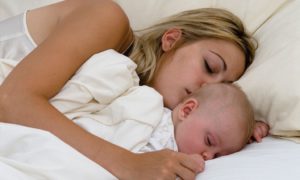 Baby schläft bei Mama