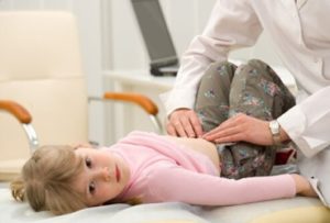 Warum hat ein Kind nach dem Essen Bauchschmerzen: Gründe, was zu tun ist