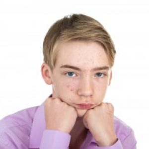 Akne jugendliche Jungen: Warum gibt es und wie man sie los