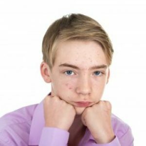 Acné garçons adolescents: pourquoi et comment se débarrasser d'eux