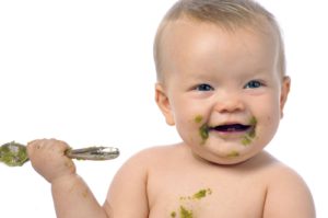 Babys erste Fütterung