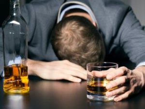 Erbrechen von Blut: Ursachen bei einem Erwachsenen und einem Kind