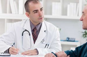 Il medico è preoccupato per le condizioni del paziente